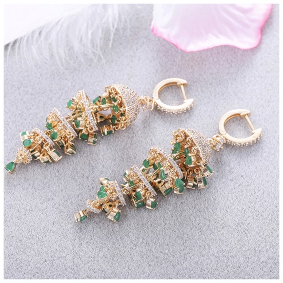 ❤️ Swarovski Crystals The AWA Chandelier Earrings - Picture 5 of 5